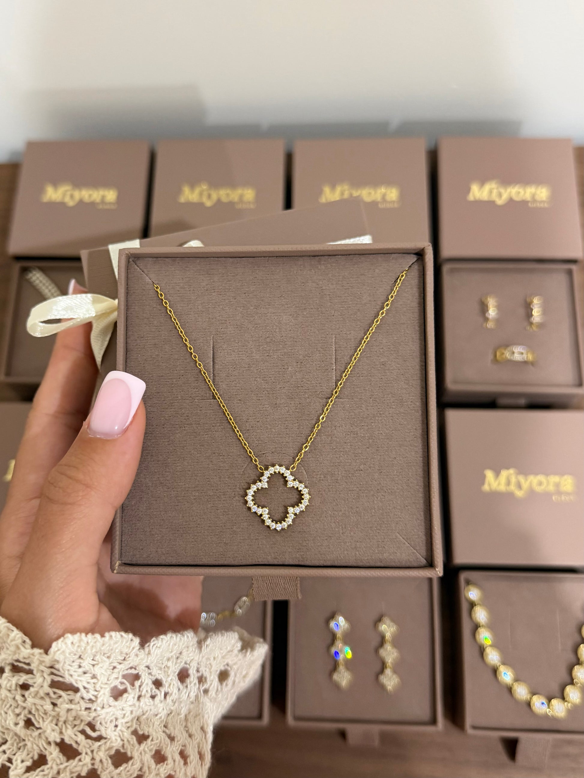 COLLIER SWANINE