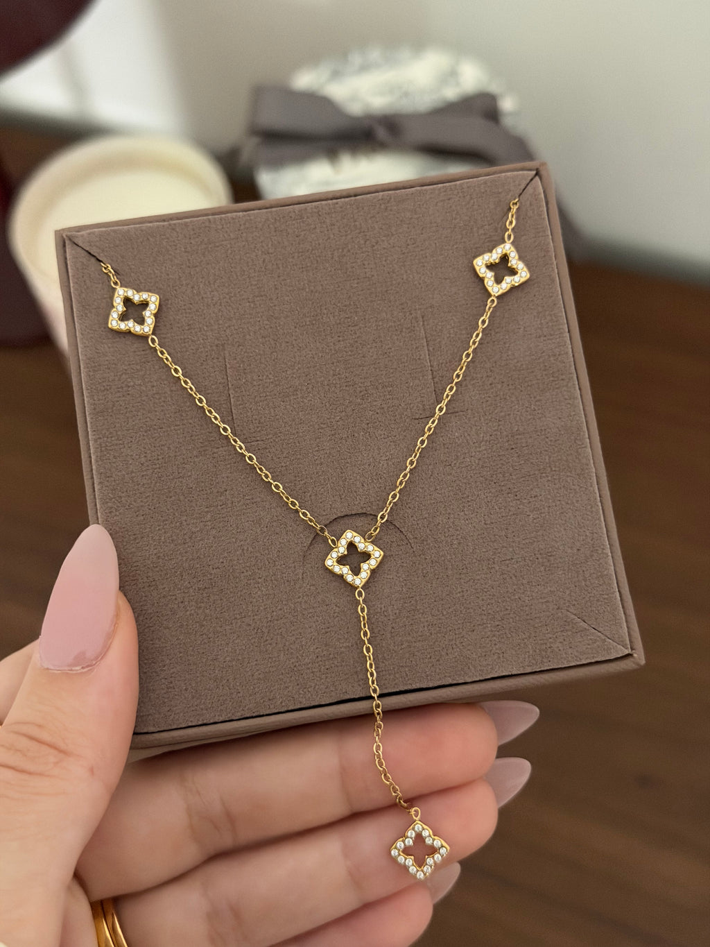 COLLIER NOUR