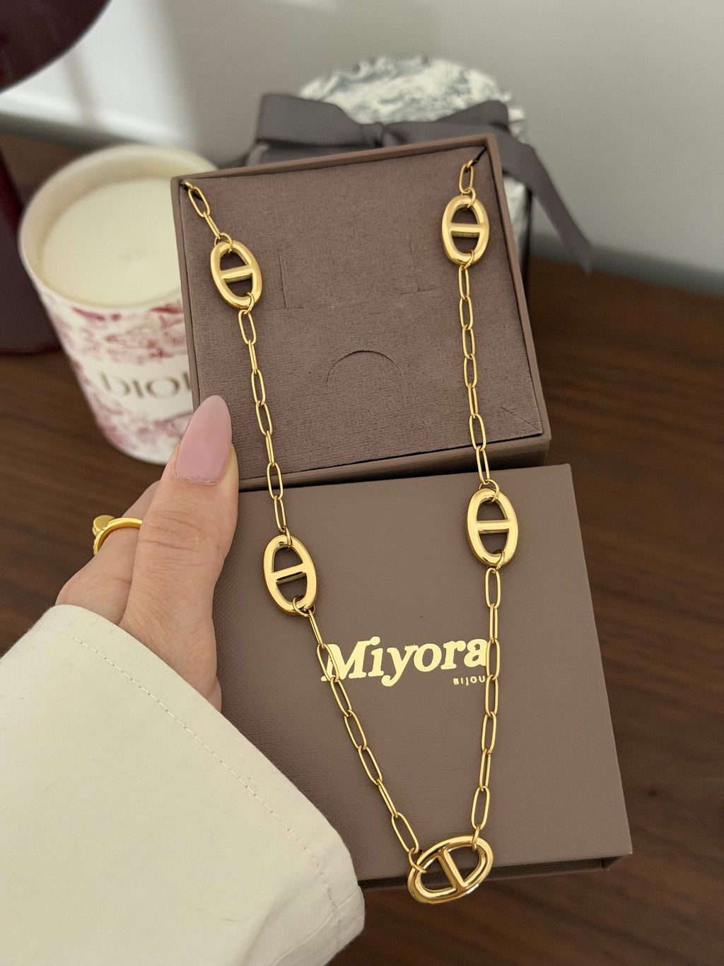 COLLIER HANA