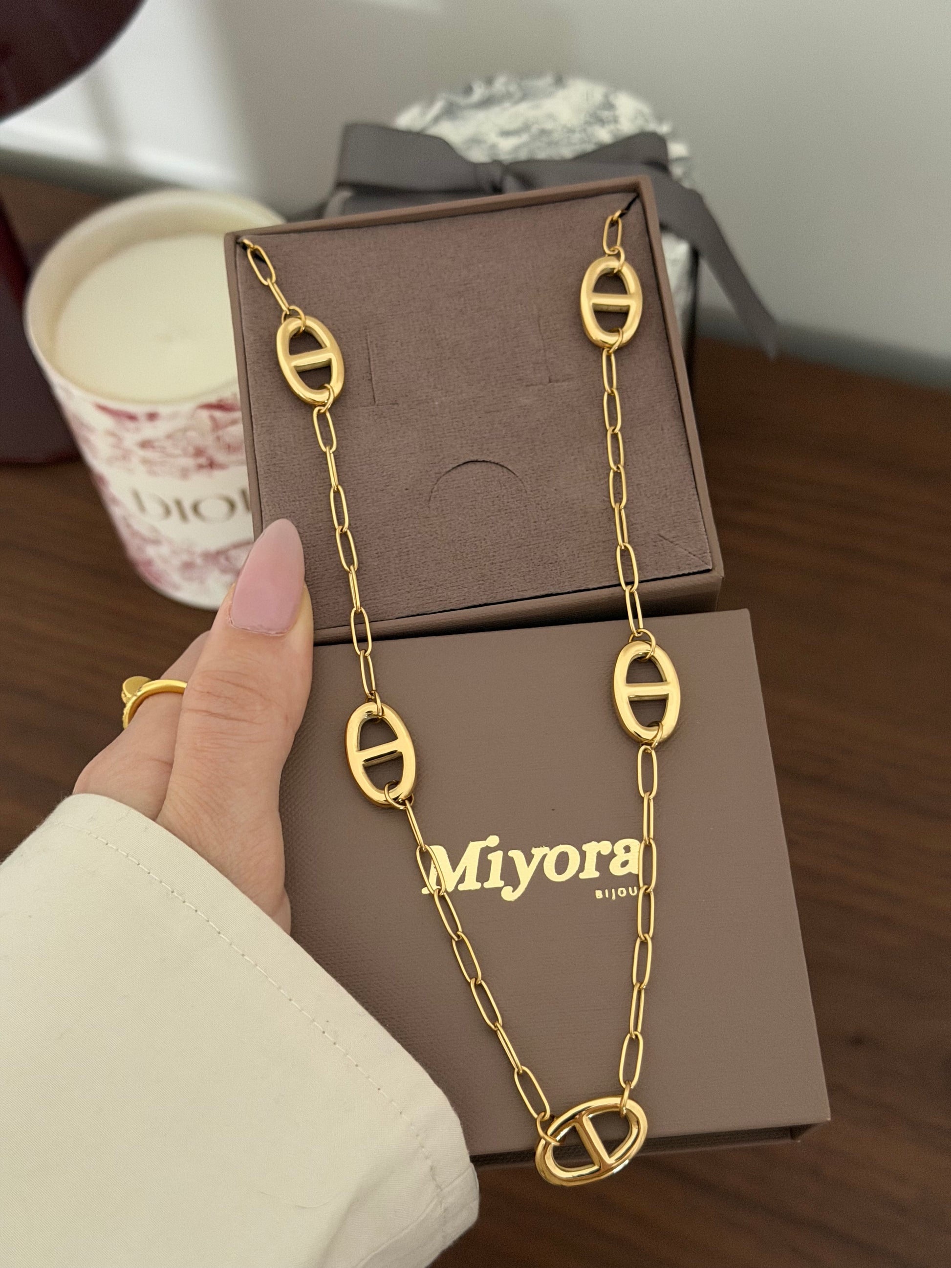 COLLIER HANA